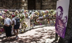Des fleurs déposées le long d'un mur du souvenir en hommage à Desmond Tutu, devant la cathédrale St George au Cap, en Afrique du sud, le 30 décembre 2021