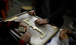 Des personnes jouent aux dominos à la terrasse d'un café avant la fermeture en application du couvre-feu, dans le centre-ville du Caire, le 2 avril 2026 en Egypte