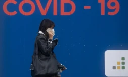 Une femme portant un masque devant un stand de dépistage au Covid-19 le 24 septembre 2020 à Prague 