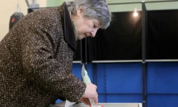 Une électrice vote au pemier tour de la présidentielle en Lituanie, le 12 mai 2024 à Vilnius