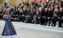 La chanteuse béninoise Angélique Kidjo chante devant les chefs d'Etat réunis à Paris pour le Centenaire de l'Armistice, le 11 novembre 2018