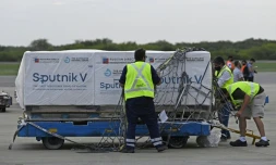 Des lots de vaccins Spoutnik viennent d'ĂȘtre dĂ©chargĂ©s d'un avion Ă l'aĂ©roport de Buenos Aires, le 12 fĂ©vrier 2021