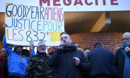 L'ex-leader CGT de l'usine Goodyear Mickaël Wamen s'adresse aux anciens salariés réunis sur le parking de Mégacité, le palais des congrÚs d'Amiens le 28 janvier 2020