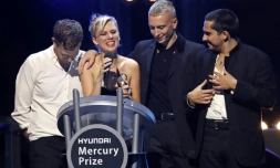 Les rockers de Wolf Alice, Joff Oddie, Ellie Rowsell, Theo Ellis et Joel Amey, lors de la remise de leur Mercury Prize à Londres, le 20 septembre 2018
