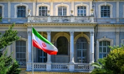Un drapeau iranien flotte devant le consulat iranien, où des diplomates iraniens rencontrent leurs homologues d'Allemagne, de Grande-Bretagne et de France pour de nouvelles négociations nucléaires, le 25 juillet 2025 à Istanbul, en Turquie