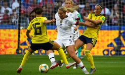 L'Américaine Lindsay Horan (c) aux prises avec les Suédoises Julia Zigiotti Olme (g) et Kosovare Asllani (d) au Mondial féminin, le 20 juin 2019 au Havre