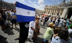 Un homme brandit un drapeau du Nicaragua sur la place Saint-Pierre pendant la prière de l'Angelus, le 22 août 2022