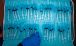 Préparation de vaccins Moderna contre le Covid-19, pour les administrer aux habitants de Los Angeles, en Californie, le 16 février 2021