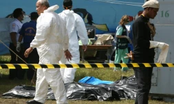 Des légistes travaillent à l'identification de victimes du crash de l'avion MD-82 à Phuket le 19 septembre 2007