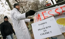 Des médecins à diplÎme étranger (hors UE) manifestent devant Matignon à Paris, le 28 décembre 2005, pour dénoncer le statut précaire et le travail sous-payé