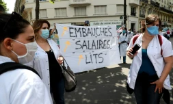Manifestation des personnels soignants le 25 mai 2020 devant le ministère de la Santé à Paris, avant le début du "Ségur de la santé"