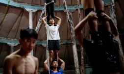 Des élÚves d'une école de cirque s'entraßnent à Oulan-Bator, le 4 septembre 2023 en Mongolie