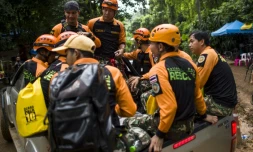 Des secouristes thaïlandais, près de la grotte Tham Luang où sont bloqués 12 enfants et leur entraineur de football, le 6 juillet 201 à Mae Sai