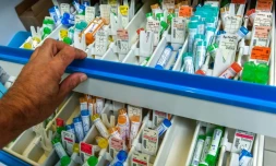 Tubes de granulés homéopathiques dans une pharmacie à Lille