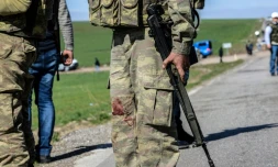 Du sang sur l'uniforme d'un soldat turc aprÚs l'attaque meurtriÚre d'un convoi militaire dans le sud-est de la Turquie, le 18 février 2016