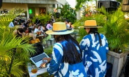 Le duo Pauza de DJ femme mixe sur le toit d'un restaurant à La Havane, le 16 mai 2022 à Cuba