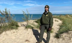 La biologiste Laura Brennan devant le lac Michigan dans le Parc national des Dunes de l'Indiana, le 2 novembre 2023