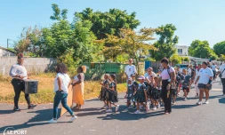 Le Port : défilé de la batucada des mercredis loisirs