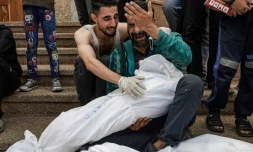 Des Palestiniens pleurent leurs proches tués dans un bombardement israélien, le 28 décembre 2023 à l'hôpital Nasser de Khan Younès