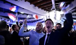 Des militants du Rassemblement national célèbrent l'annonce de la dissolution de l'Assemblée nationale par le président Emmanuel Macron, le 9 juin 2024 à Paris ( AFP / JULIEN DE ROSA )