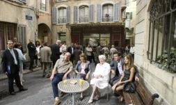 Michel Cordes (G) et Elodie Varlet (D) dans les studios à Marseille le 20 juin 2008, à l'occasion du tournage du 1.000ème épisode de la série "Plus belle la vie". Au centre, l'actrice Colette Renard et la ministre de la Culture de l'époque, Christine Albanel (2e G) Michel Cordes (G) et Elodie Varlet (D) dans les studios à Marseille le 20 juin 2008, à l'occasion du tournage du 1.000ème épisode de la série "Plus belle la vie". Au centre, l'actrice Colette Renard et la ministre de la Culture de l'époque, Christine Albanel (2e G) Michel Cordes (G) et Élodie Varlet (D) dans les studios à Marseille le 20 juin 2008, à l'occasion du tournage du 1.000ème épisode de la série "Plus belle la vie". Au centre, l'actrice Colette Renard et la ministre de la Culture de l'époque, Christine Albanel (2e G) ( AFP / THOMAS COEX )