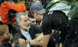 Le roi d'Espagne Felipe VI (G) pris à partie par un homme en colÚre lors de sa visite à Paiporta, dans la région de Valence (est de l'Espagne) le 3 novembre 2024 aprÚs des inondations dévastatrices et meurtriÚres ( AFP / Manaure Quintero )