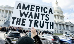 Un manifestant tient une pancarte "l'Amérique veut la vérité", demandant la publication des documents liés à l'affaire Epstein, devant le Capitole de Washington, siège du Congrès américain, le 12 novembre 2025