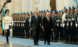 Le président russe Vladimir Poutine (d) et son homologue kazakh Kassym-Jomart Tokaïev passent en revue la garde d'honneur lors d'une cérémonie de bienvenue, le 9 novembre 2023 à Astana, au Kazakhstan