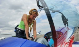 Mélanie Astles, membre de l?Equipe Nationale de France de Voltige, vérifie son avion à Chateauroux le 18 août 2015