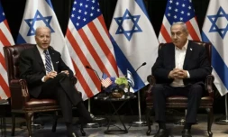 Le président américain Joe Biden (g) écoute le Premier ministre israélien Benjamin Netanyahu lors d'une réunion du cabinet de guerre israélien à Tel Aviv, le 18 octobre 2023 ( AFP / Brendan SMIALOWSKI )