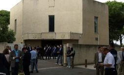 Gabriel Attal et Gérald Darmanin entrent dans la synagogue de La Grande-Motte, dans l'Hérault, visée par une attaque, le 24 août 2024 ( AFP / Pascal GUYOT )