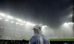 Fortes pluie au-dessus du stade de Dortmund ((Rhénanie du Nord-Westphalie, Allemagne), pendant le match Allemagne-Danemark de la coupe de l'UEFA, qui dû être interrompu pendant de longues minutes en raison d'un violent orage accompagné de chutes de pluies intenses et de grêle. Photo prise le 29 juin 2024 ( AFP / KENZO TRIBOUILLARD )