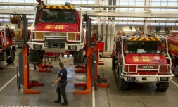 Des camions de pompiers endommagés par les incendies de forêt de l'été, en réparation dans l'atelier de logistique et de maintenance du SDIS 33, le 16 septembre 2026 à Bordeaux, en Gironde
