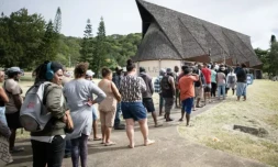 Devant le centre de vote de Kowé Kara, dans le nord de Nouméa, le 30 juin 2024 ( AFP / Delphine MAYEUR )