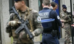 Des militaires de l'opération "Sentinelle" et des policiers municipaux devant le lycée de Nantes où une lycéenne a été tuée et trois autres blessés à coups de couteau par un élève, le 24 avril 2025 ( AFP / Loic VENANCE )