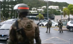 Des militaires du 8e RIMA sécurisent l'aéroport de Magenta à Nouméa, en Nouvelle-Calédonie, le 17 mai 2024 ( AFP / Delphine Mayeur )