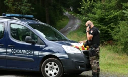 Un gendarme participant aux recherches pour tenter de localiser Lina, le 1er août 2024 à Anould, dans les Vosges