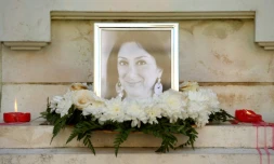 Des fleurs et des bougies déposées devant la photo de la blogueuse et journaliste Daphne Caruana Galizia, le 19 octobre 2017 à La Valette, à Malte