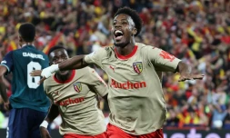 Elye Wahi exulte après son but pour Lens contre Arsenal en Ligue des champions, le 3 octobre 2023 à Bollaert