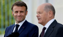 Emmanuel Macron et le chancelier allemand Olaf Scholz au chĂąteau de Meseberg, Ă Meseberg, en Allemagne, le 28 mai 2024