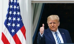 Le président Donald Trump salue ses partisans depuis la Maison Blanche le 10 octobre 2020