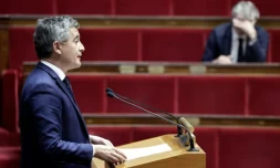 Le ministre de la Justice, Gérald Darmanin, lors de l'examen du projet de loi sur la protection des mineurs à l'Assemblée nationale, le 15 juillet 2026 à Paris ( AFP / STEPHANE DE SAKUTIN )