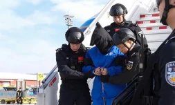 Capture d'une vidéo diffusée le 8 janvier 2026 par le ministère chinois de la Sécurité publique montrant l'arrivée à Pékin de Chen Zhi, patron d'un puissant conglomérat cambodgien accusé de cybercriminalité