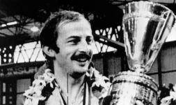 Le pongiste français Jacques Secrétin pose avec son trophée de champion du monde en double mixte (avec Claude Bergeret), le 5 avril 1977 à Birmingham (Angleterre)