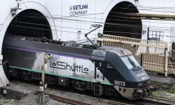 Tunnel sous la Manche : un minibus percute un train de fret à l’arrêt, 19 blessés