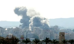 Des panaches de fumée s'élÚvent au-dessus de la ville libanaise de Tyr (sud) aprÚs une frappe israélienne, le 14 avril 2026 ( AFP / Kawnat HAJU )