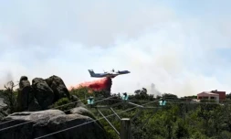 Un avion Dash au-dessus d'un incendie à Montalba-le-Château (au nord des Pyrénées-Orientales), le 5 juillet 2026 ( AFP / Matthieu RONDEL )