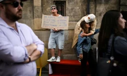 Rassemblement devant le ministère de l'Education nationale à Paris le 5 septembre 2025, quelques jours après le suicide de Caroline Grandjean, directrice d'école dans le Cantal ( AFP / JULIEN DE ROSA )