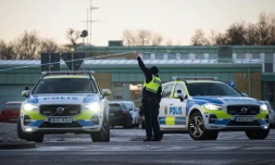 Des policiers devant le centre d'enseignement pour adultes, deux jours après une fusillade, le 6 février 2025 à Örebro, en Suède