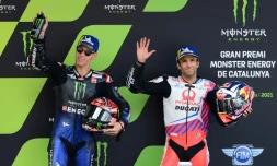 Les pilotes français Fabio Quartararo (Yamaha), auteur de la pole position, et Johann Zarco (Ducati-Pramac), célèbrent sur le podium à l'issue des qualifications pour le GP MotoGP de Catalogne, le 5 juin 2021 sur le circuit de Montmelo, dans la banlieue de Barcelone